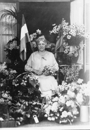 HVB FO 00682  Directrice Tine Dona van het Zeehuis wordt gehuldigd (1)